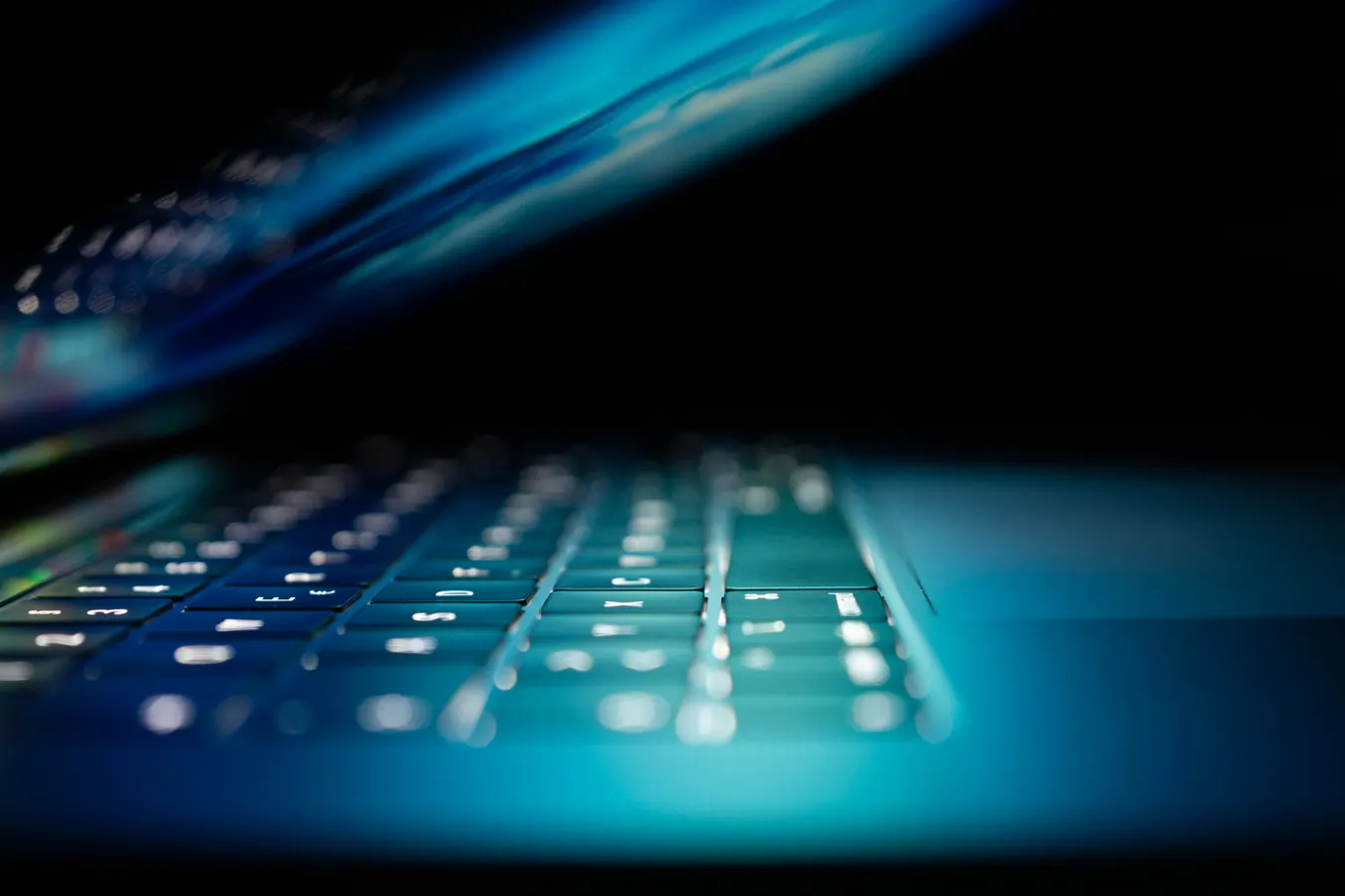Clavier d'ordinateur dans une ambiance sombre, symbole de cybersécurité