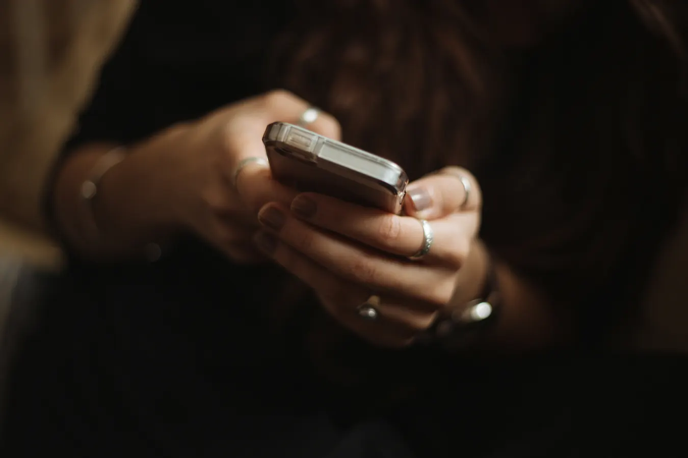 Personne utilisant un smartphone pour illustrer les usages numériques quotidiens