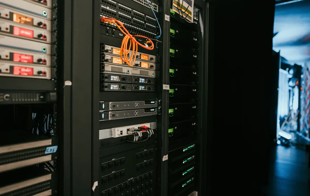 Baie informatique et équipements réseau en salle serveur